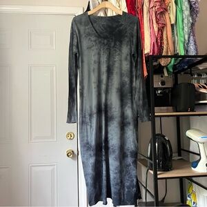 POETICALLY CORRECT blue grey tie dye supima cotton raw fray hem tshirt midi